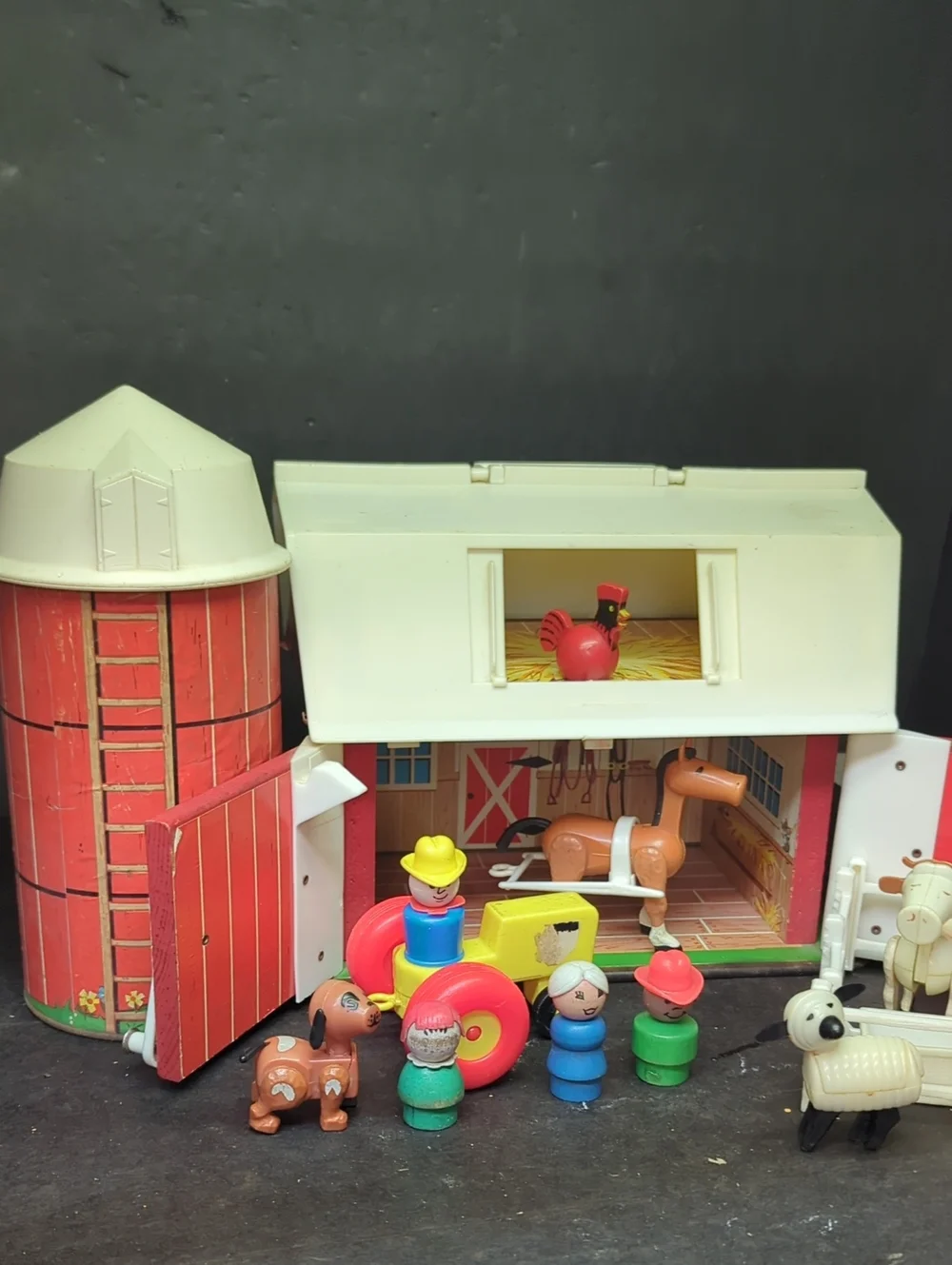 #30)Vintage Fisher Price Play Family Farm 915 Little People Barn & silo